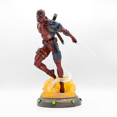 DIAMOND SELECT TOYS Marvel Gallery Deadpool 9 Inch Statue