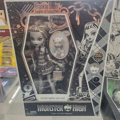 Monster High Frankie Stein Daughter of Frankenstein Doll w/ Pet R0711